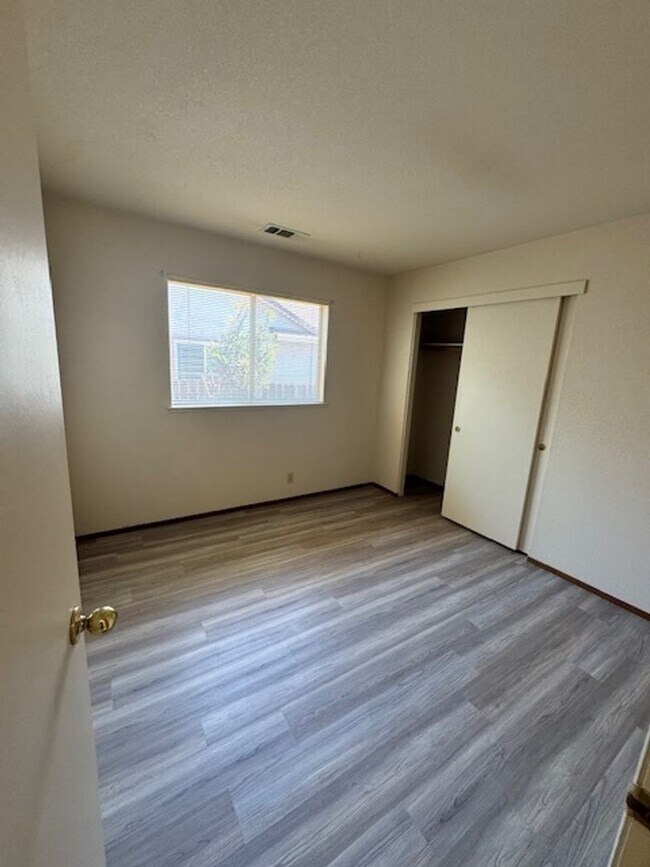 Building Photo - North Hilltop Home