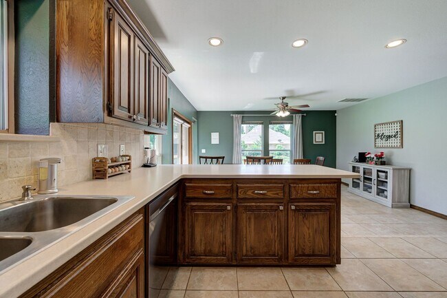 Building Photo - 7808 Forest Ln