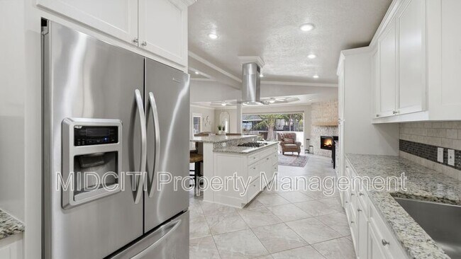 Building Photo - 156 Trelawney St