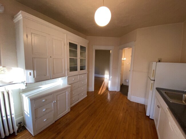 Building Photo - Upper level Corner Unit 1 Bed 1 Bath near Lake of the Isles and Walker Art Center! Description
