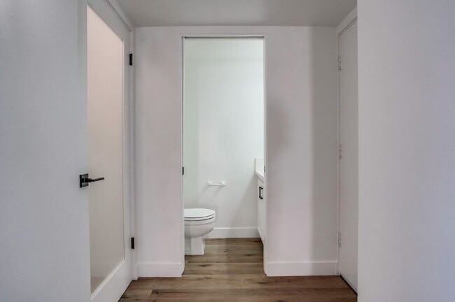 Building Photo - 435 N Oakhurst Dr