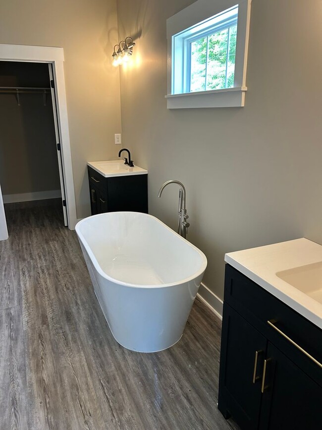 Building Photo - Stunning New Build 3 bedroom 2.5 Bath Home...
