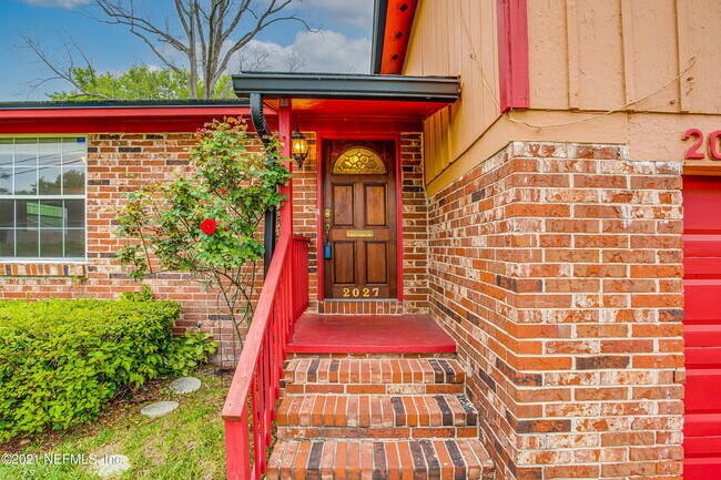 Building Photo - 2027 Courtney Dr