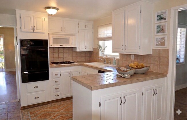 Building Photo - Great Normal Heights Location! IN UNIT Washer/Dryer, 2 Covered Parking Spots, Storage Locker!