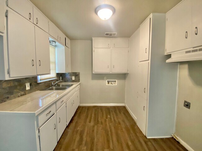 Building Photo - 3 bed 1 bath now available