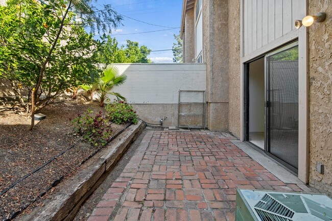 Building Photo - 1745 Los Feliz Dr