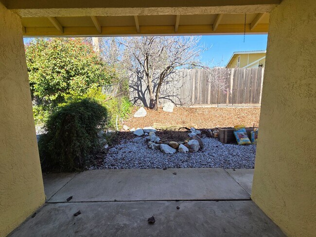 Building Photo - 19090 Hollow Ln
