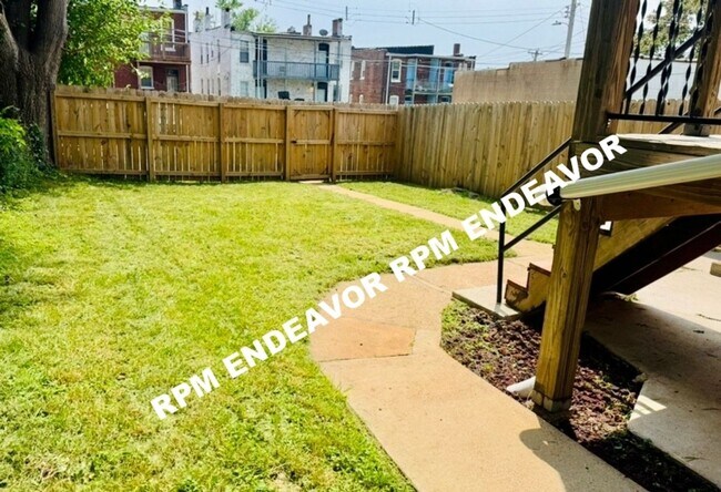 Building Photo - 3230 Pulaski St