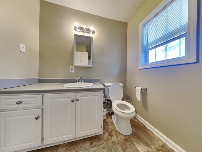 Building Photo - 481 Iota Ave S