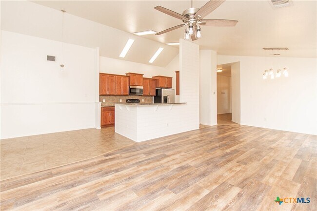 Building Photo - 7003 Osbaldo Dr