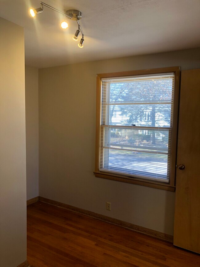 Den - 2952 S 38th St