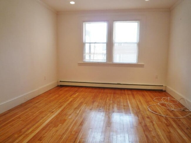 Building Photo - 457 Centre St