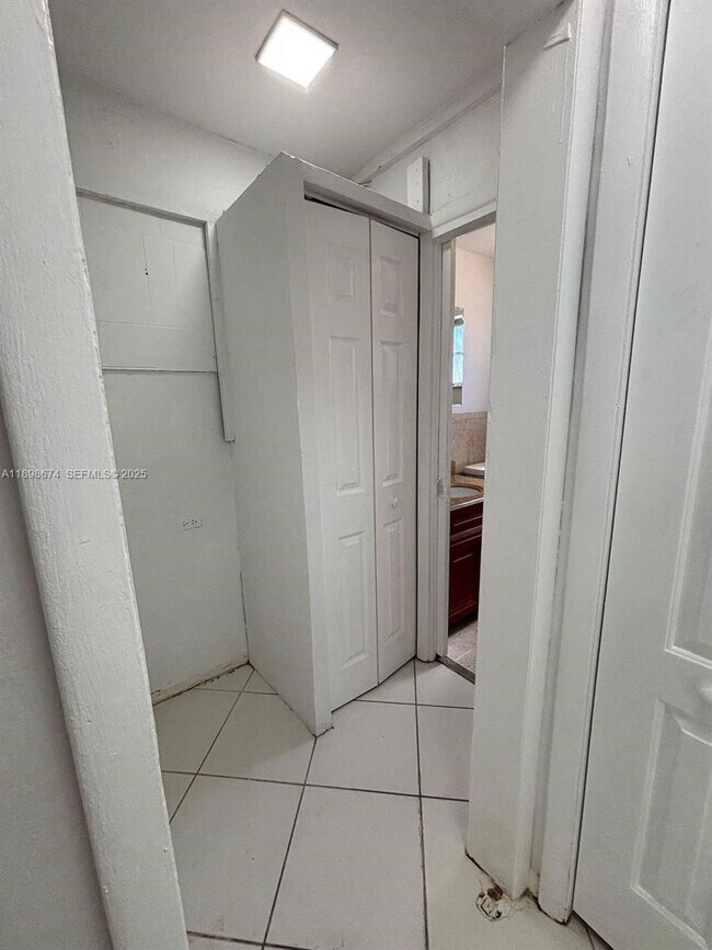 Building Photo - 215 SE 3rd Ave