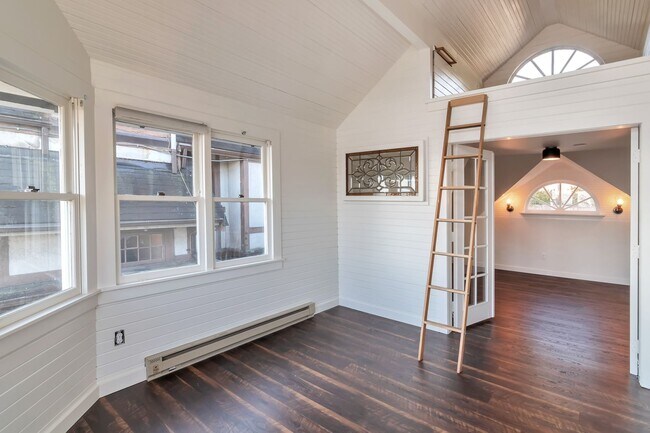 Building Photo - Victorian Classic in MT. Baker