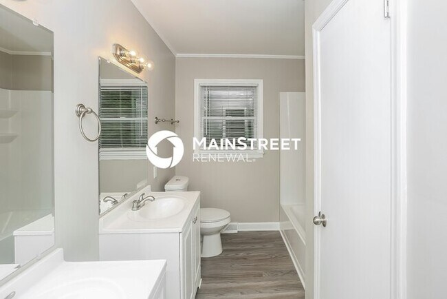 Building Photo - 3 Bedroom Pet-Friendly Home in Charlotte, NC with Main Street Renewal
