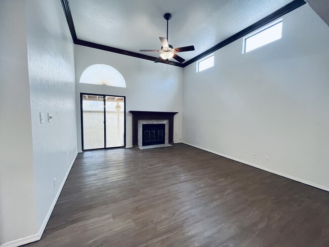 Building Photo - 10333 Camino Del Oso NE