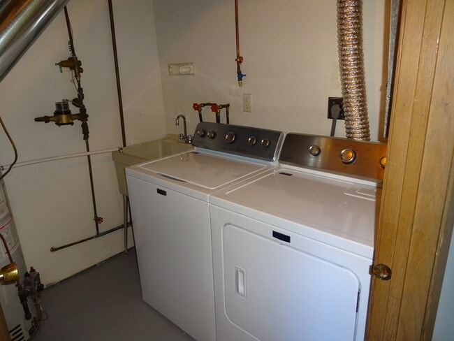 Building Photo - Townhouse with a nice view