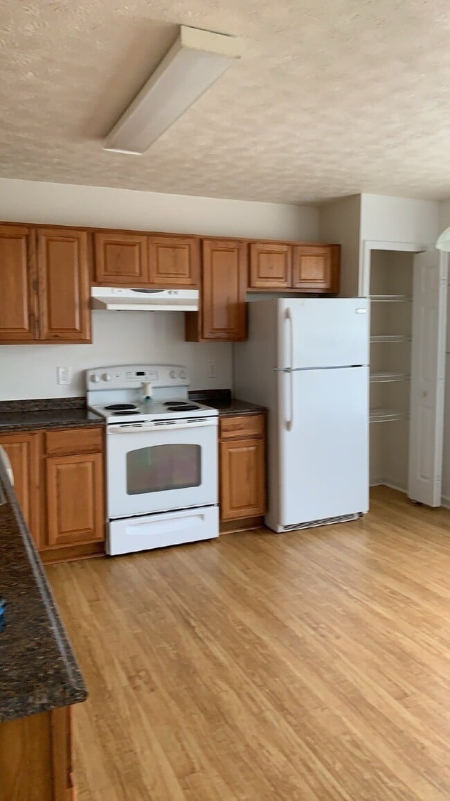 Building Photo - Spacious End Unit Townhome - 3 Bedrooms & ...