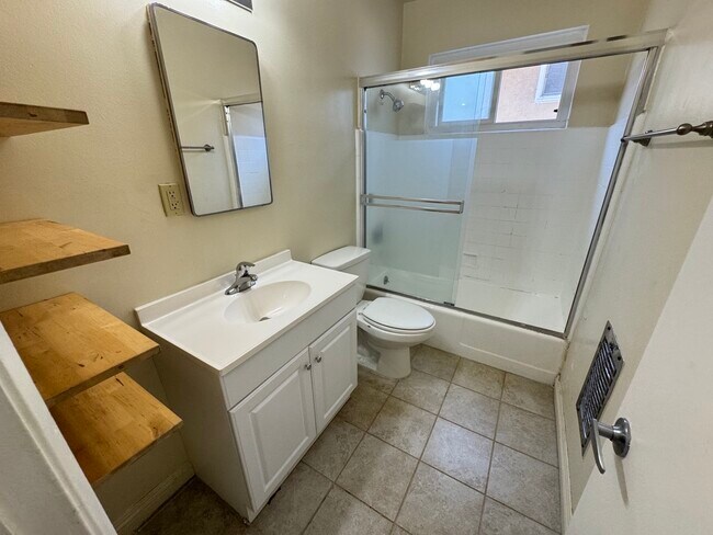 Building Photo - 521 S Manhattan Pl