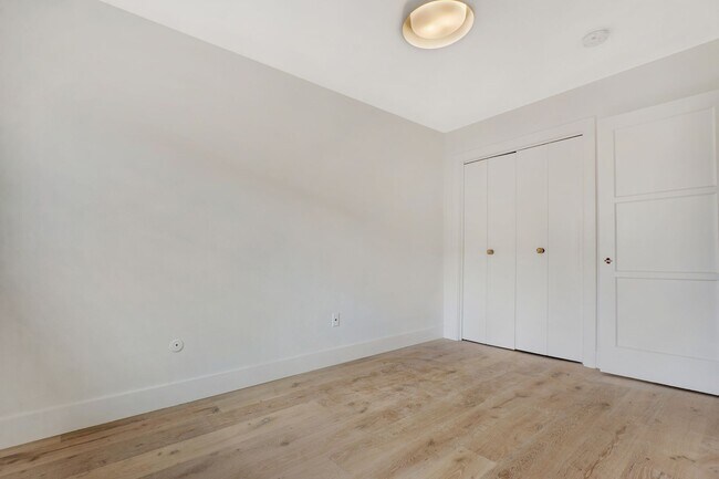 Building Photo - 2 Bed / 1 and 1/2 Bath Townhouse in Highla...