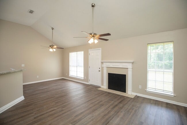 Building Photo - ** 3 bed 2 bath located off Wares Ferry Rd ** call (334) 366-9198 for a showing self tour