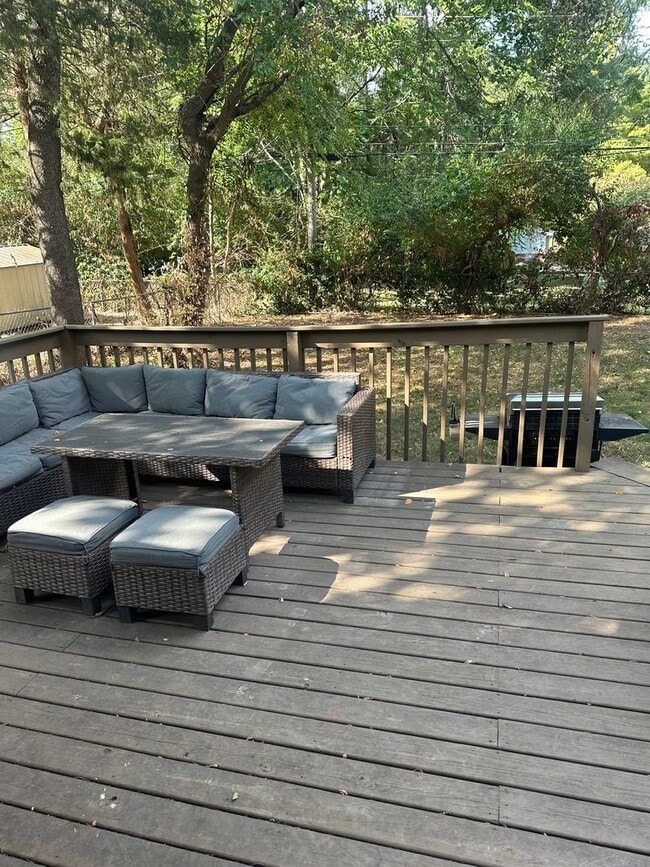 Building Photo - Brentwood - 3 bedroom, 1.5 bathroom, 1 car...