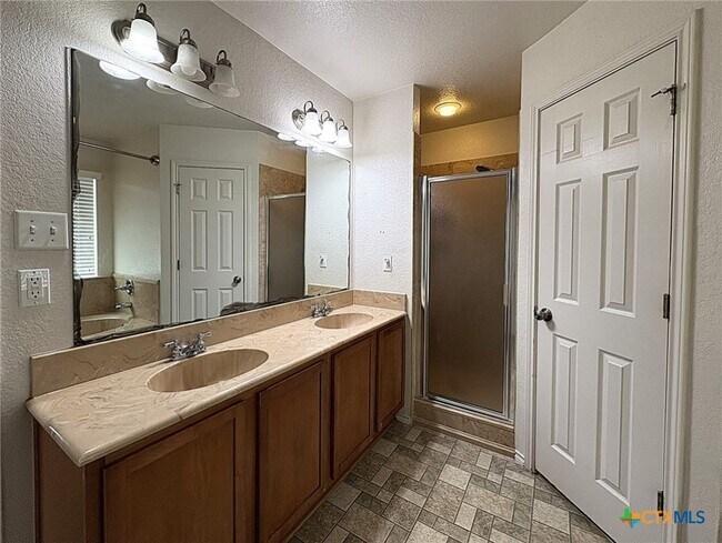 Building Photo - 2404 Griffin Dr