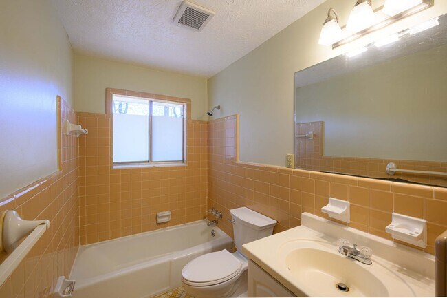 Building Photo - Updated 5BR Home in Morrow with New Carpet and Spacious Yard