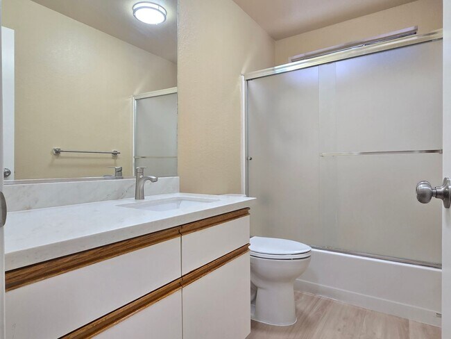 Building Photo - Spacious 2-Story Townhome, Updated Kitchen, New Appliances, Fresh Paint, Laminate Flooring, New C...