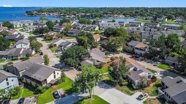 Building Photo - 49 April Point Dr N