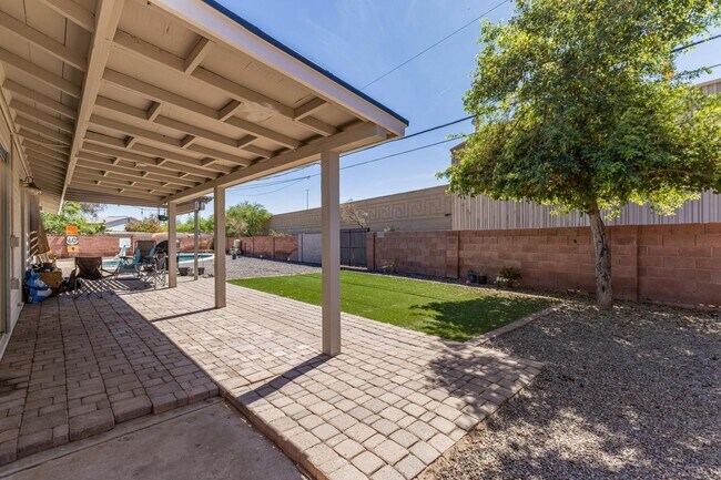 Building Photo - 319 E Riviera Dr