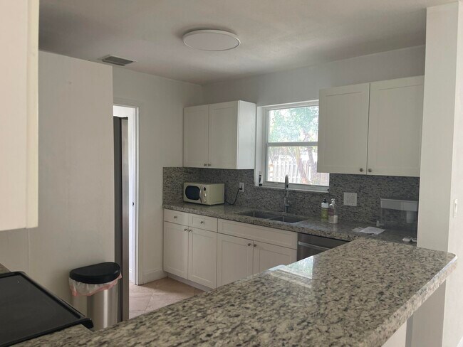 Building Photo - 927 W Royal Palm Rd