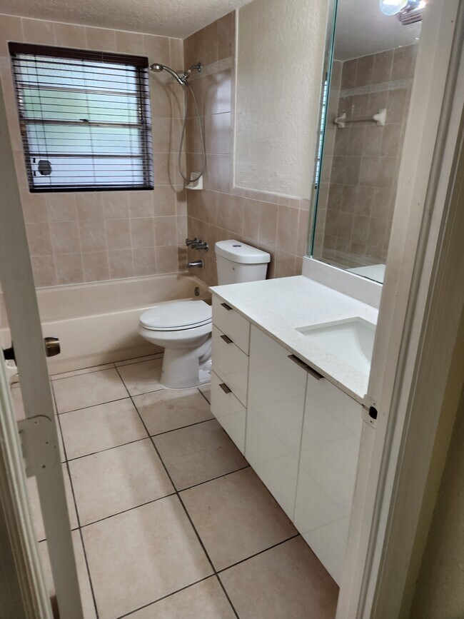 Building Photo - 9950 N Kendall Dr