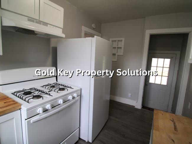 Building Photo - Attractive 2 BR 1 BA House with Garage and...
