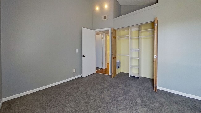 Building Photo - Great 3/2 patio home available now!