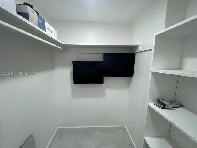 Building Photo - 1351 NE Miami Gardens Dr
