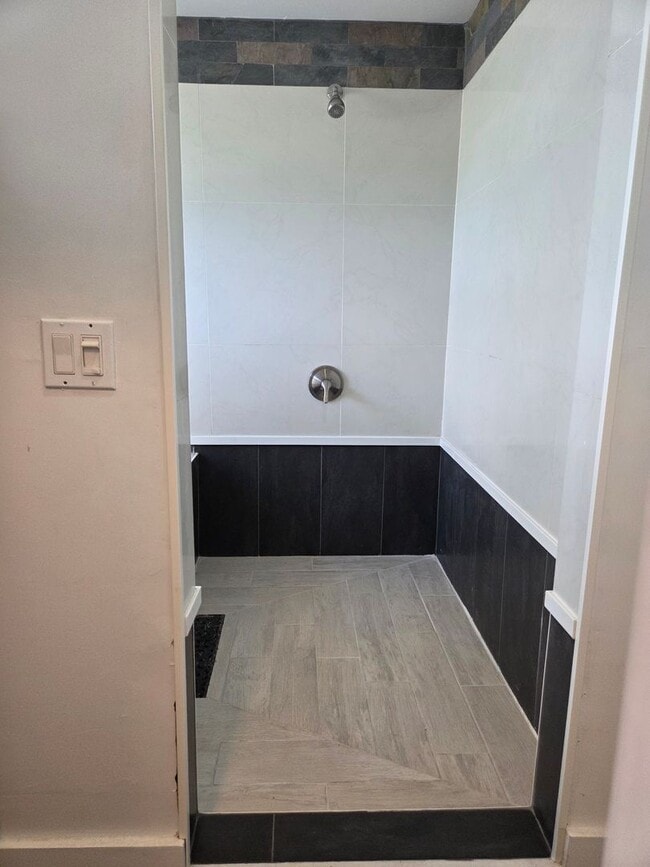 Building Photo - Move in Ready Historic Home in Downtown Cl...