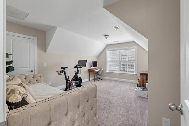 Building Photo - Show stopping 5 bed/3 bath rental in the h...