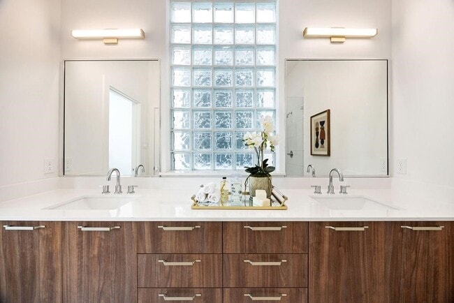 Building Photo - 1737 Mary St