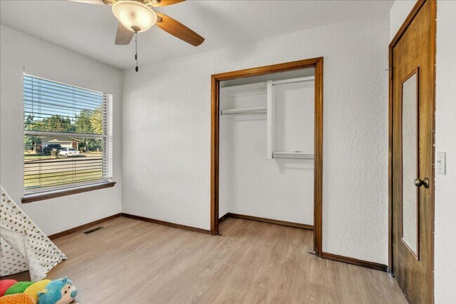 Building Photo - Adorable Yukon Home