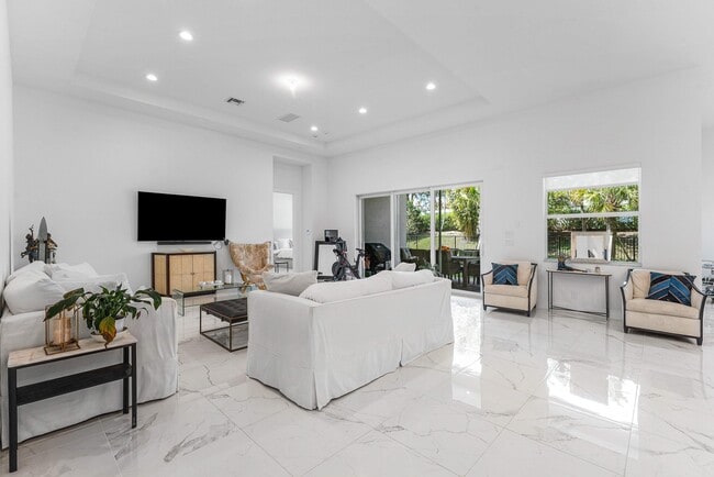 Building Photo - 9256 Crestview Cir