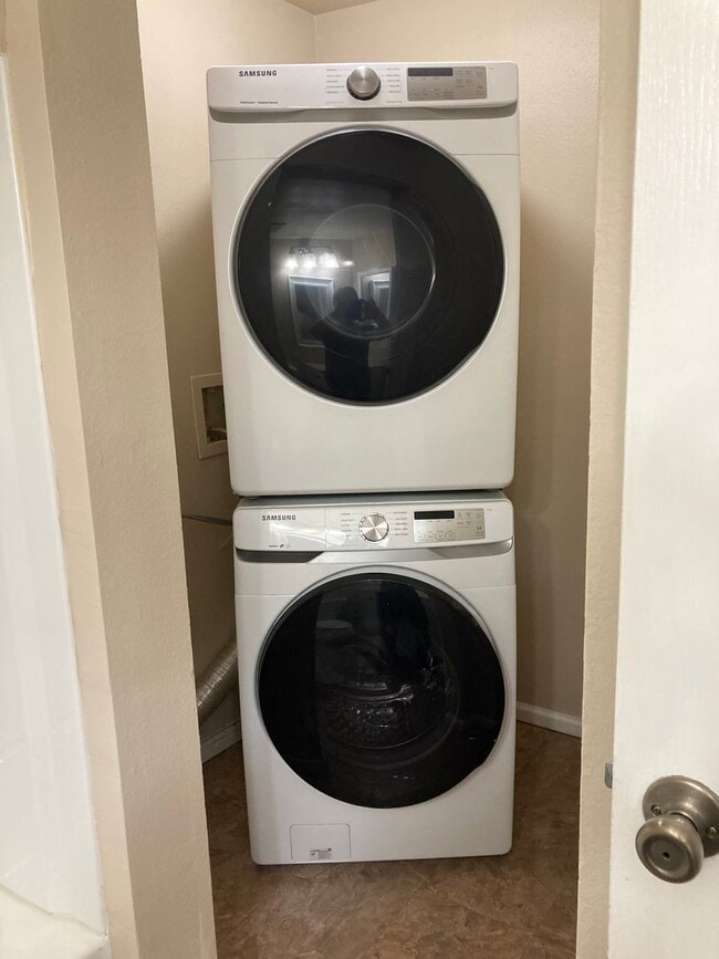 Building Photo - Beautifully Renovated 2-Bed, 2-Bath Condo ...