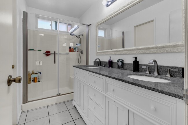 Building Photo - 11322 Oakwood Dr