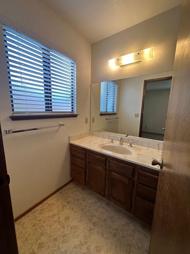 Building Photo - Nice well cared for home in desirable Edge...