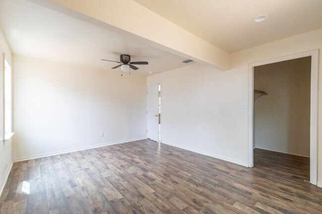 Building Photo - 2233 Fannin St