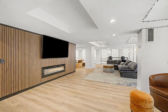 Building Photo - 1660 N La Salle Dr