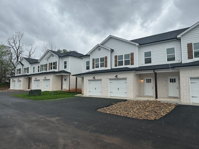 Building Photo - 2 Bedroom 2.5 Bathroom Townhouse