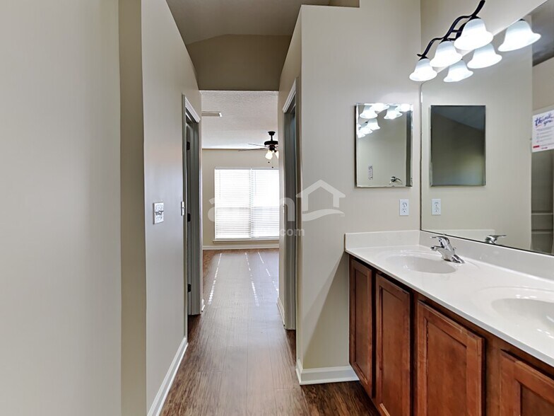 Building Photo - 14247 Summer Breeze Dr