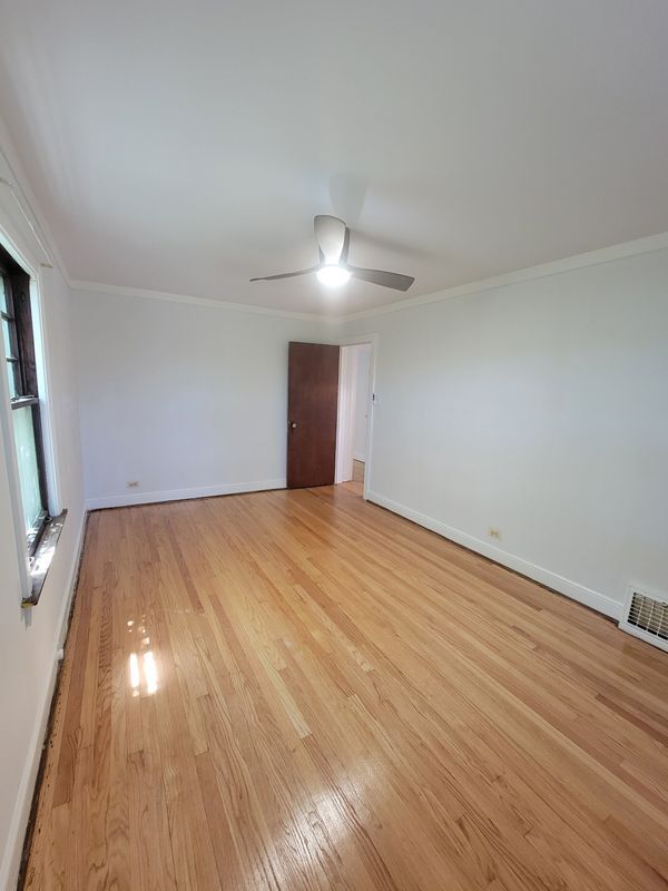 Building Photo - 10529 S Eberhart Ave