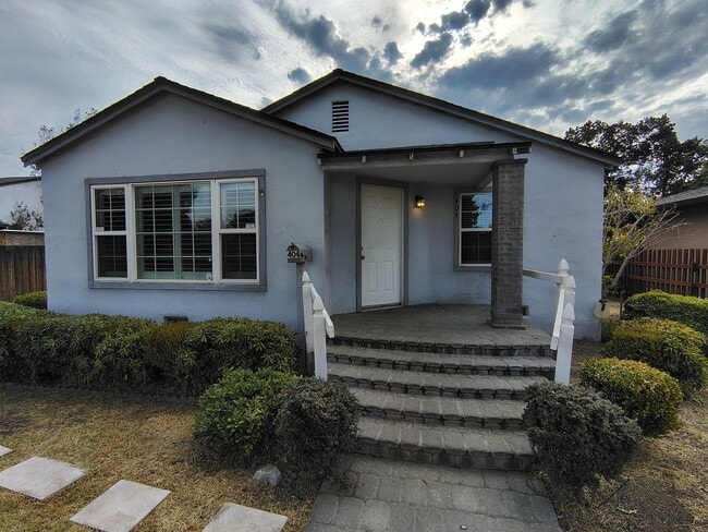 Building Photo - 404 Camellia Way